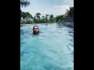 Fishball Suicide Girl si fa un bagno nuda in piscina